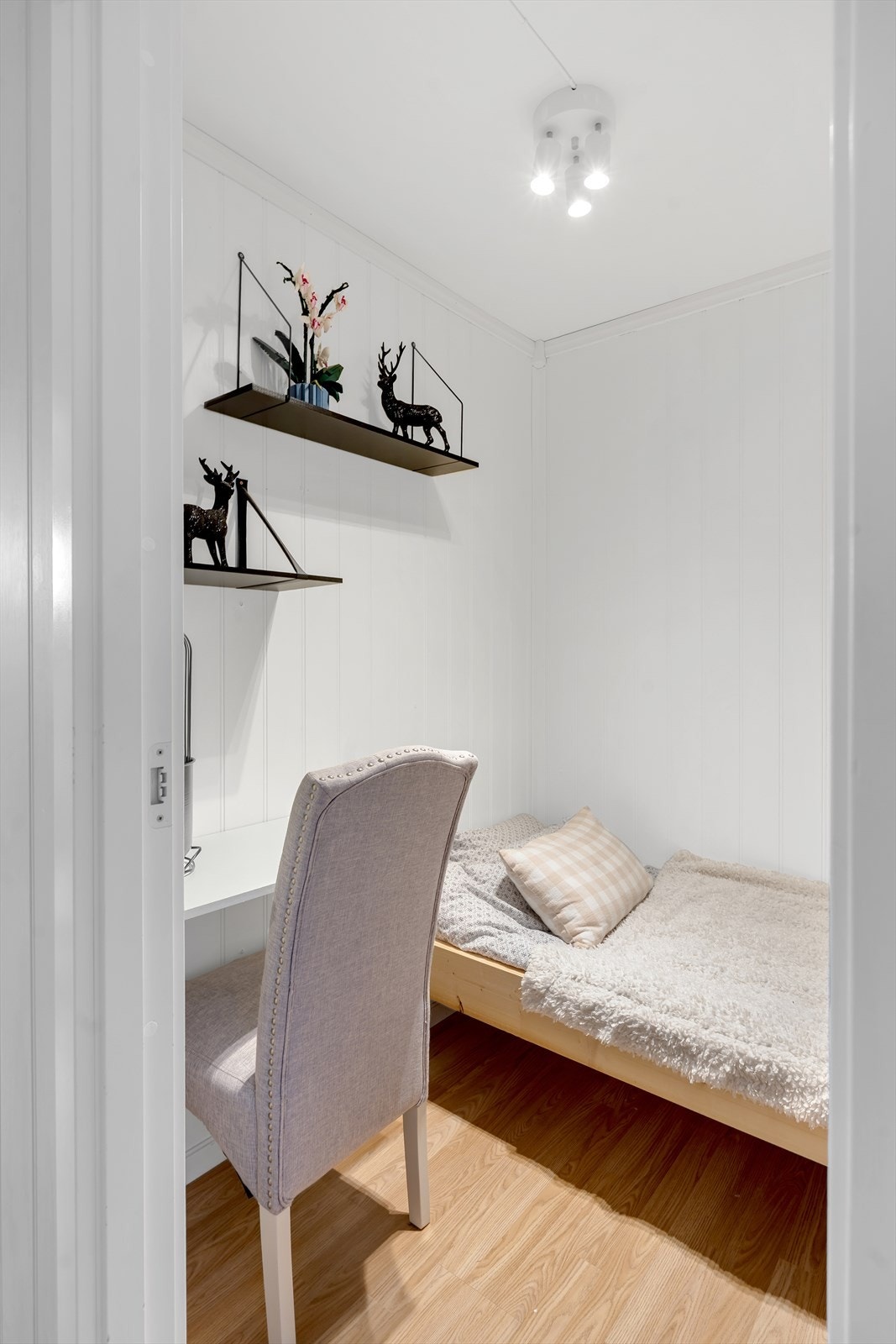 Det er etablert et ekstra rom ved soverom som i dag fungerer som "sovealkove" "kontor" Galleribilde