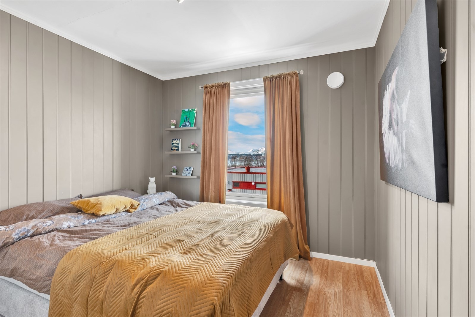 Romslig soverom som også er malt i fine farger Galleribilde