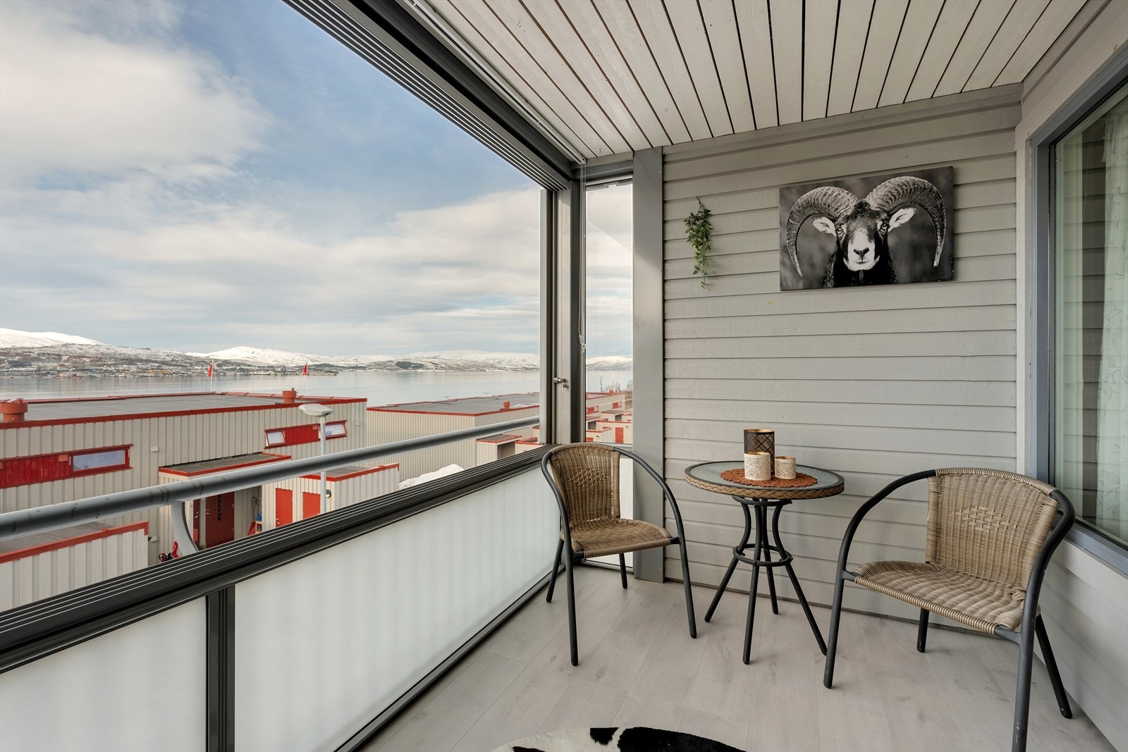 Utgang fra stue til vestvendt og innglasset balkong med meget gode solforhold samt fantastisk utsikt Galleribilde