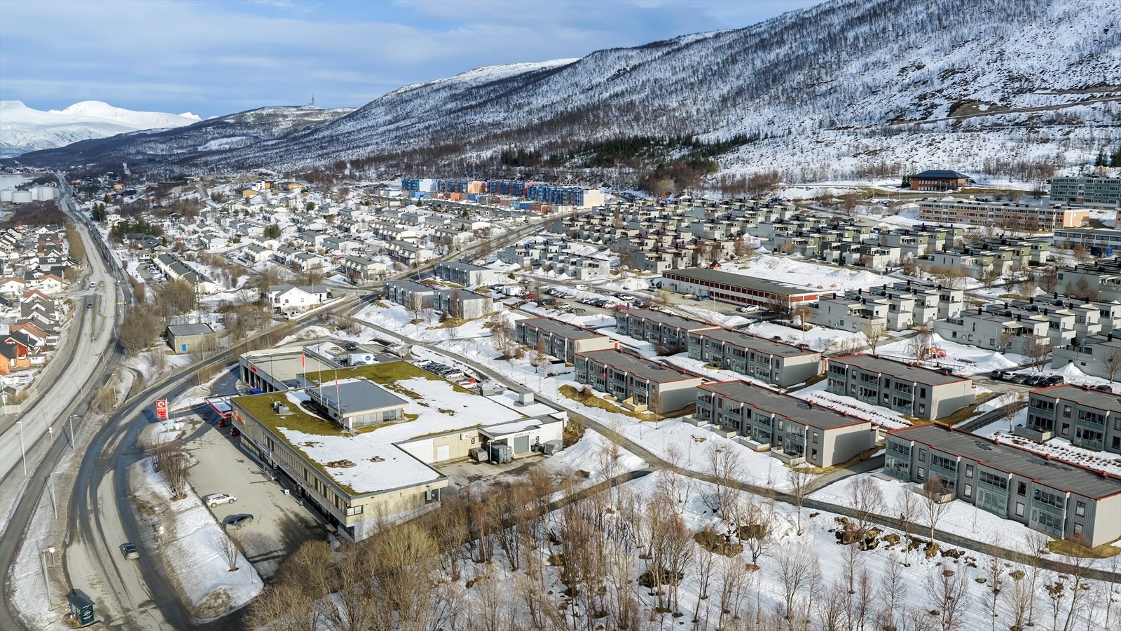 Boligen har en sentral beliggenhet i en av de nederste rekkene i feltet, med enkel adkomst og nærhet til butikk, busstopp etc. Galleribilde