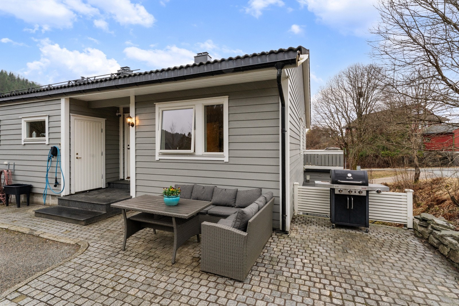 Leiligheten ligger flott til i et skjermet og populært boligområde med lite gjennomgangstrafikk, her kan man med andre ord nyte kveldssolen i fredfulle omgivelser Galleribilde