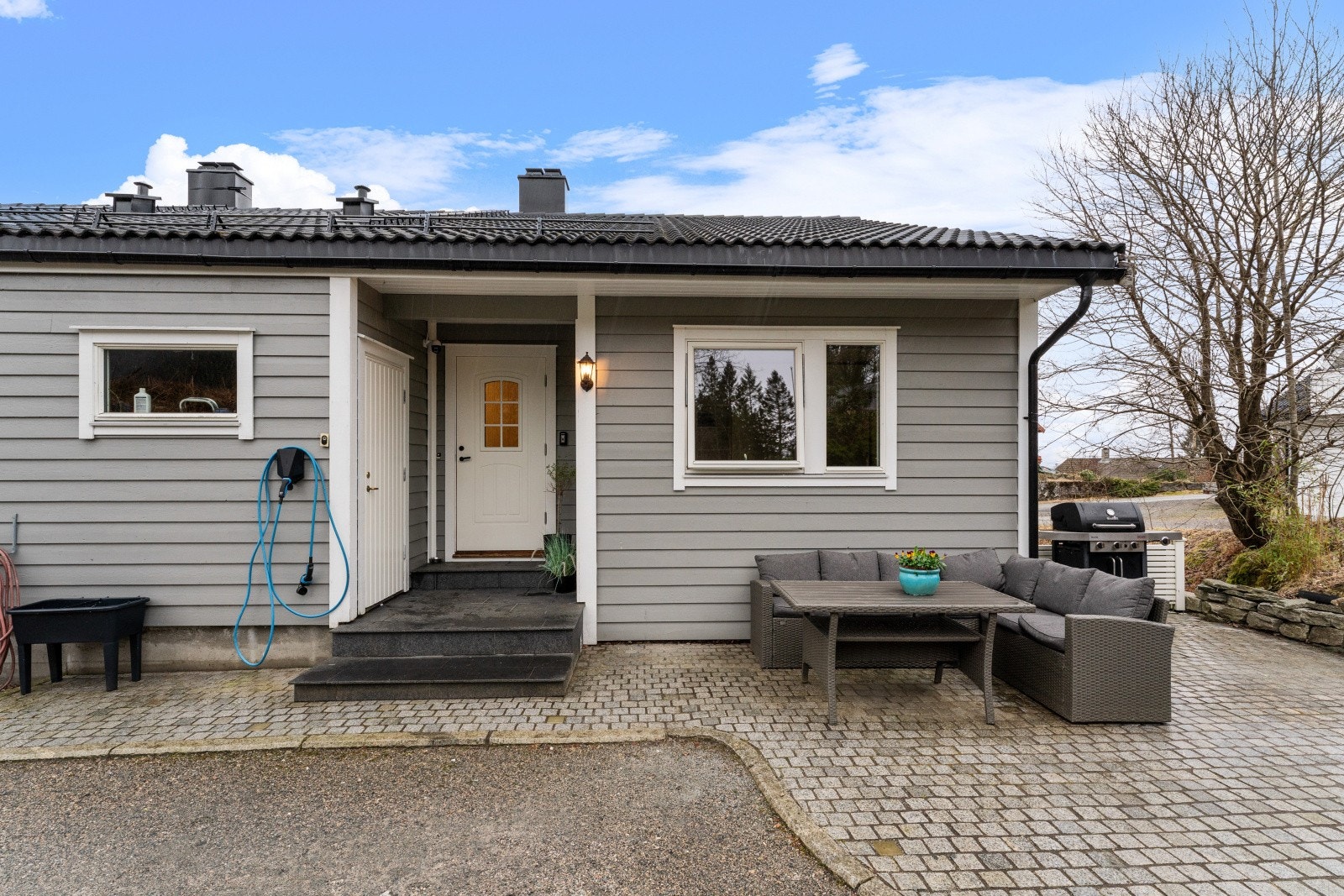 Uteområdet er perfekt til sommeren med god plass til sittegruppe og grill Galleribilde