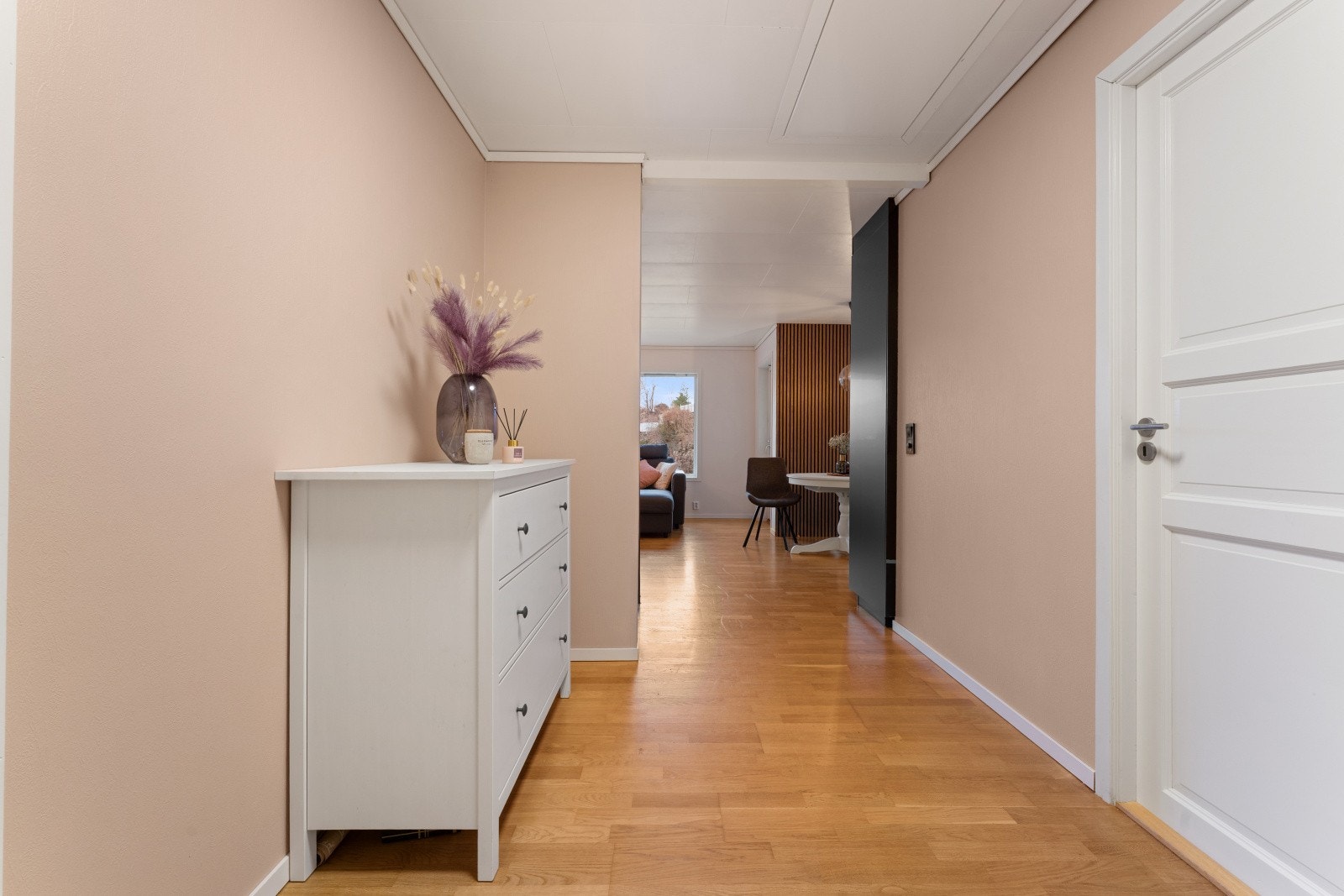 Gangen gir rom for kommoder og oppbevaring Galleribilde