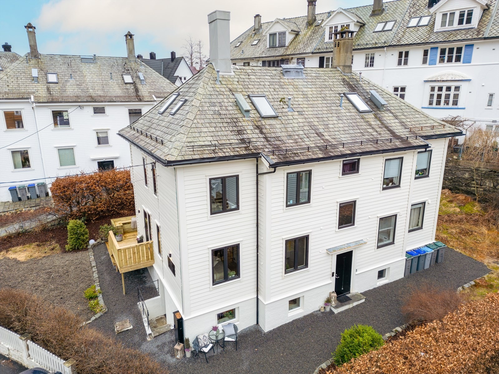 Leiligheten har en attraktiv beliggenhet i Bergen, idyllisk plassert i et rolig og tilbaketrukket område på Årstad, mellom Haukeland og Fjellsiden. Galleribilde