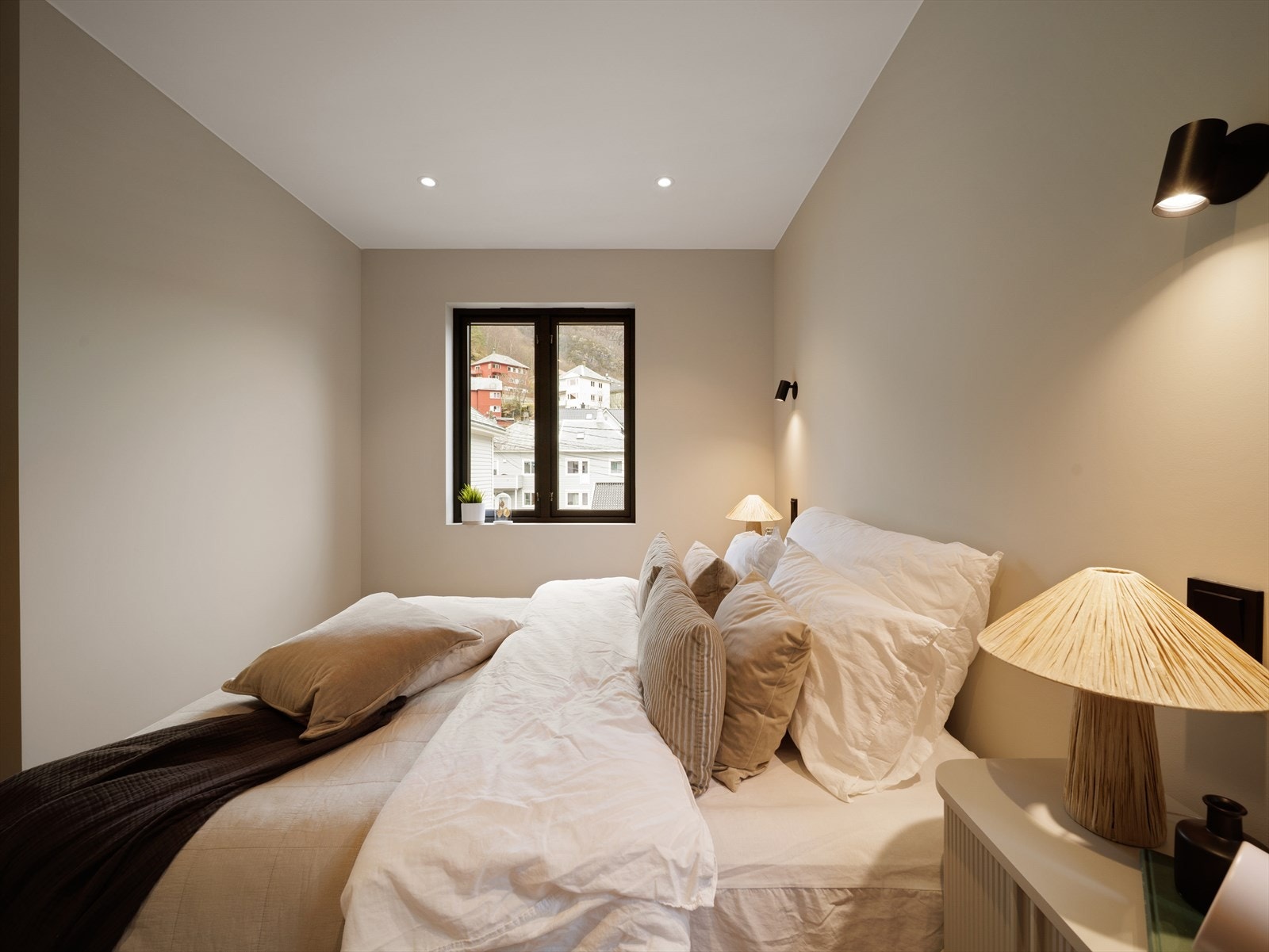 Rommet har samme stilrene uttrykk som resten av boligen med flott gulv, moderne veggfarger og sorte vinduskarmer. Galleribilde