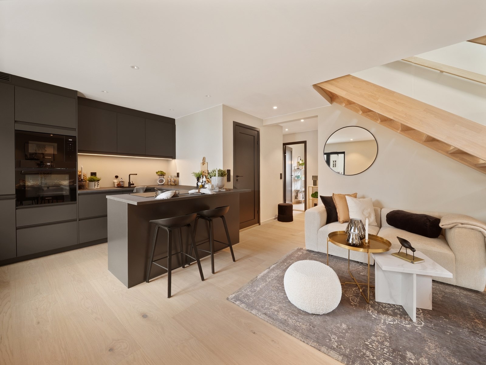 Kjøkkenet er romslig og elegant, med god skap- og benkeplass. Galleribilde