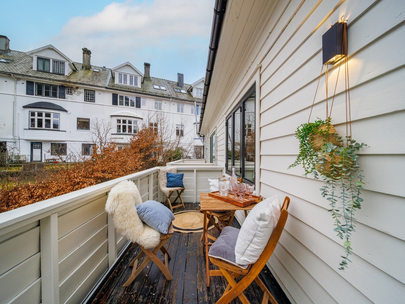 Her er det plass til utemøbler og grill - et perfekt sted å nyte solrike sommerdager. Galleribilde