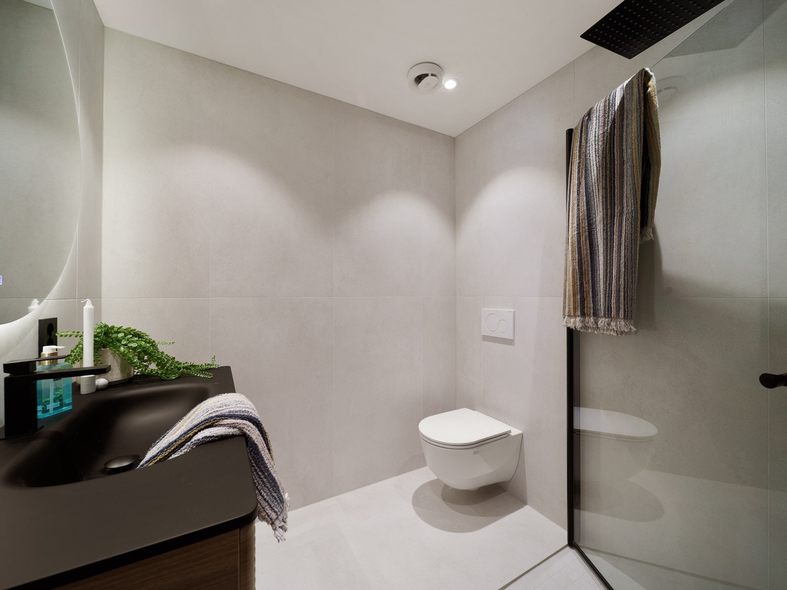 Badet har keramiske fliser på gulv og vegger, med elektriske varmekabler i gulvet for god komfort. Galleribilde