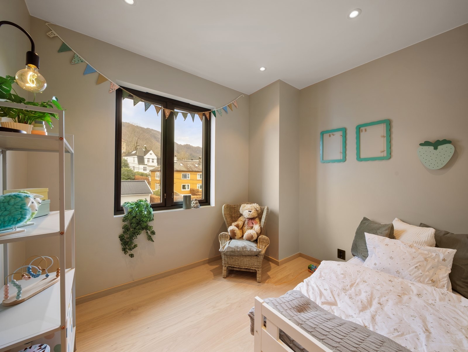 Soverom nummer to i samme etasje er også av god størrelse og egner seg godt som gjesterom eller kontor. Galleribilde