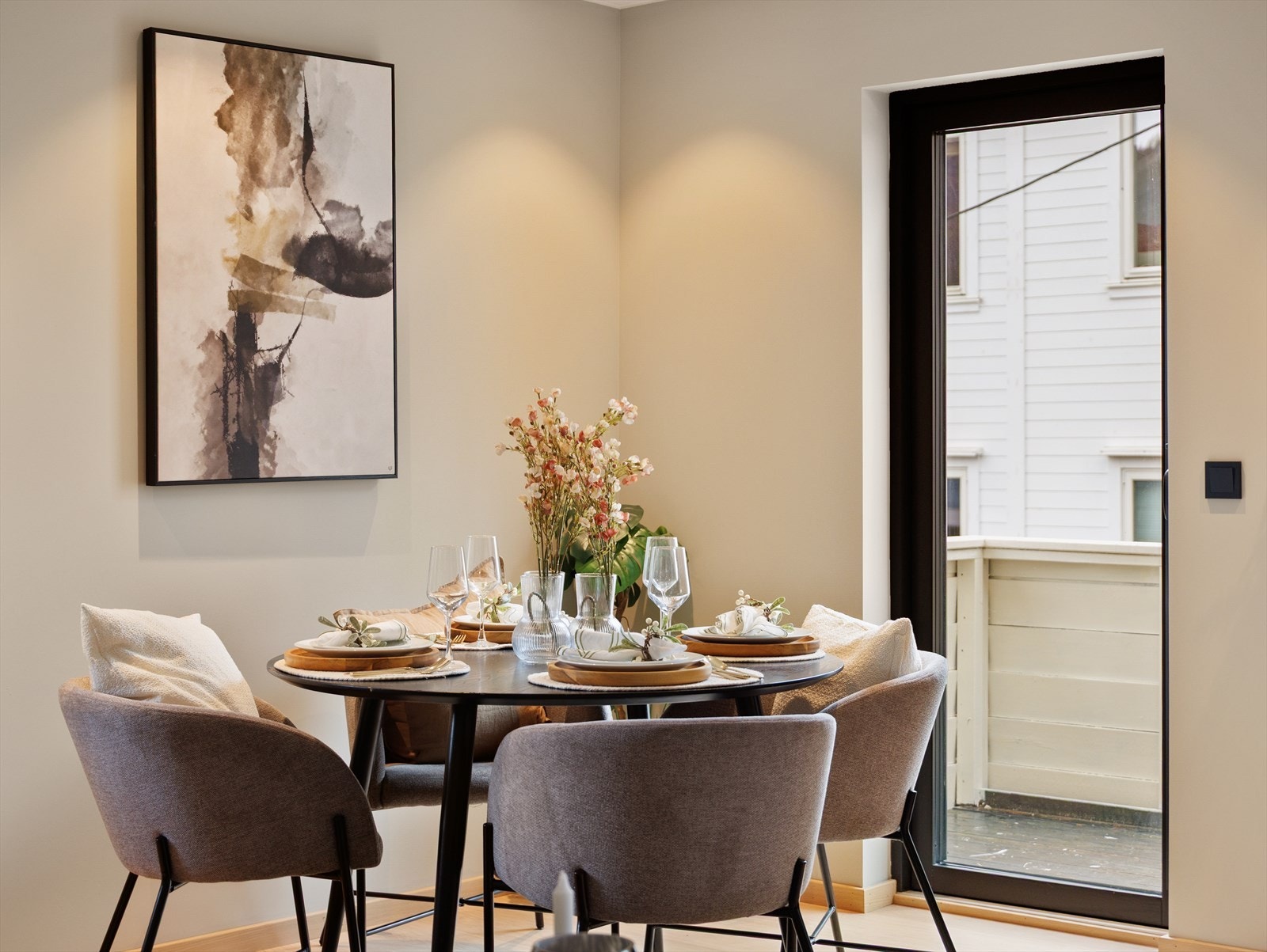 Flere store vindusflater sørger for rikelig med naturlig lysinnslipp og gir rommet en lys og innbydende karakter. Galleribilde