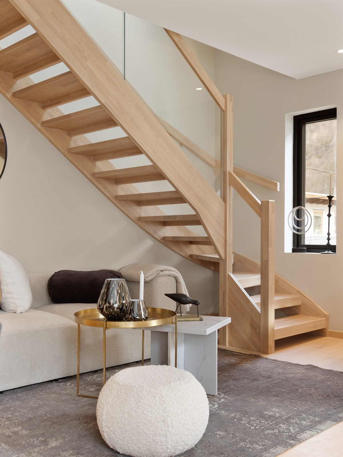 I stuen finner man trappen opp mot loftetasjen. Galleribilde