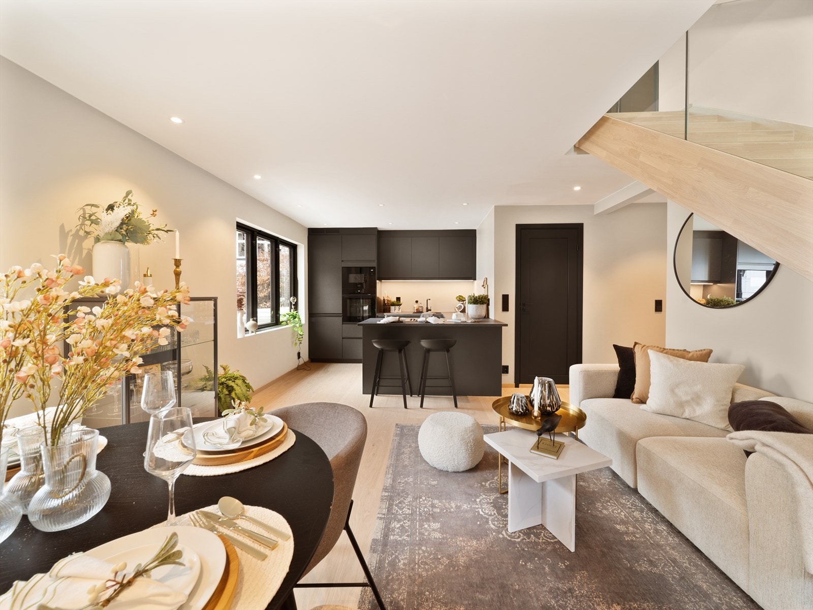 Innfelte downlights i taket bidrar til et moderne preg og behagelig belysning. Galleribilde