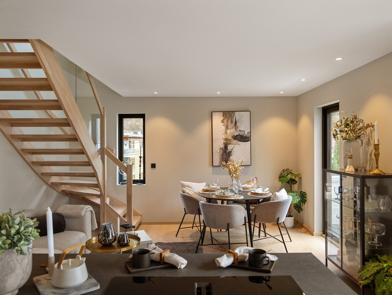 Fra kjøkkenet har man godt utsyn ut stuen. Galleribilde