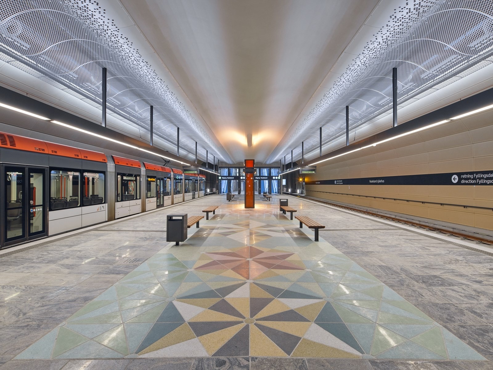 Ved Haukeland Sykehus finner man bybanen som tar deg inn til sentrum på kort tid. Galleribilde