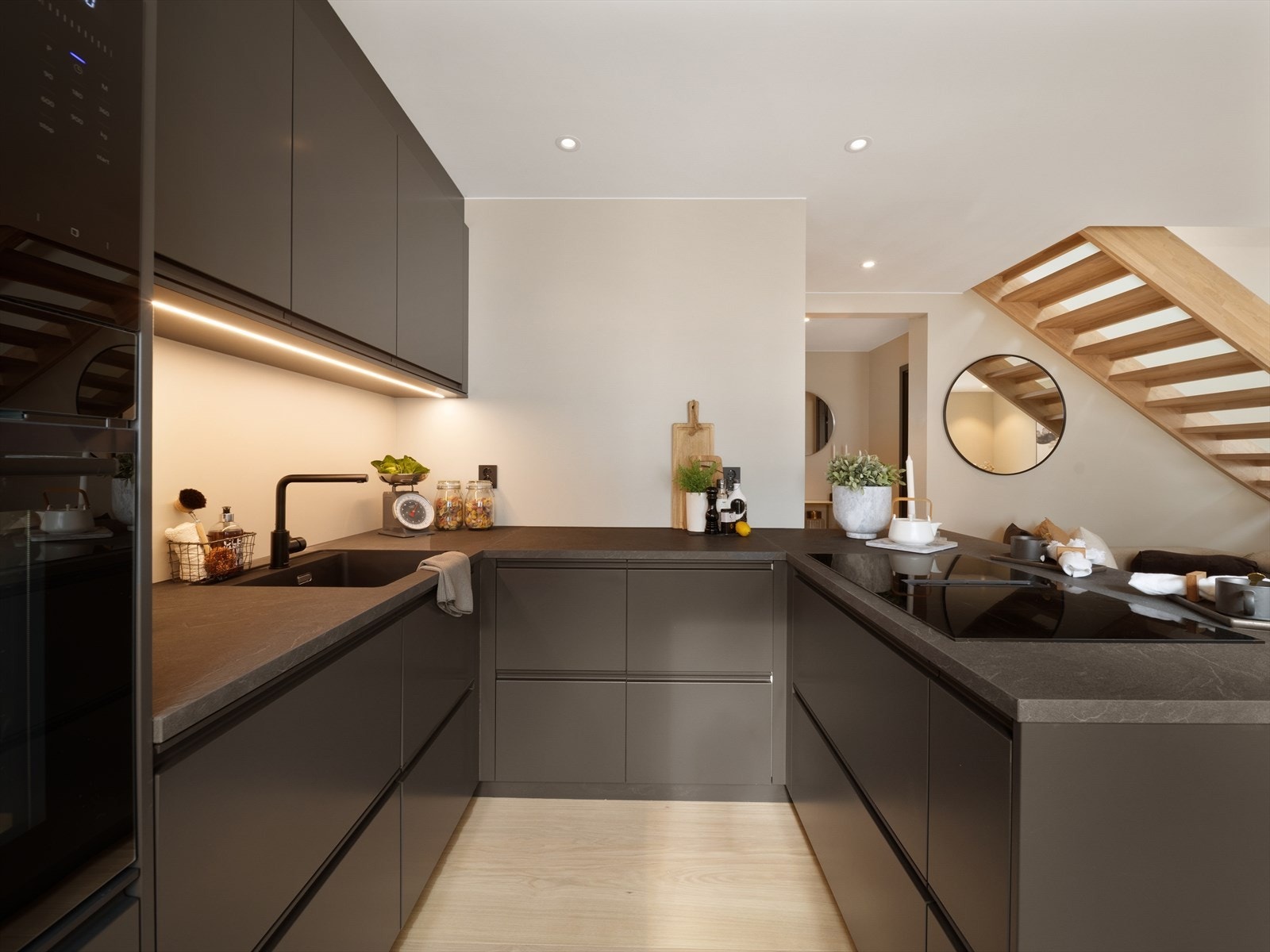 Innredningen er fra Drømmekjøkkenet (2026) og har glatte fronter kombinert med laminat benkeplate. Galleribilde