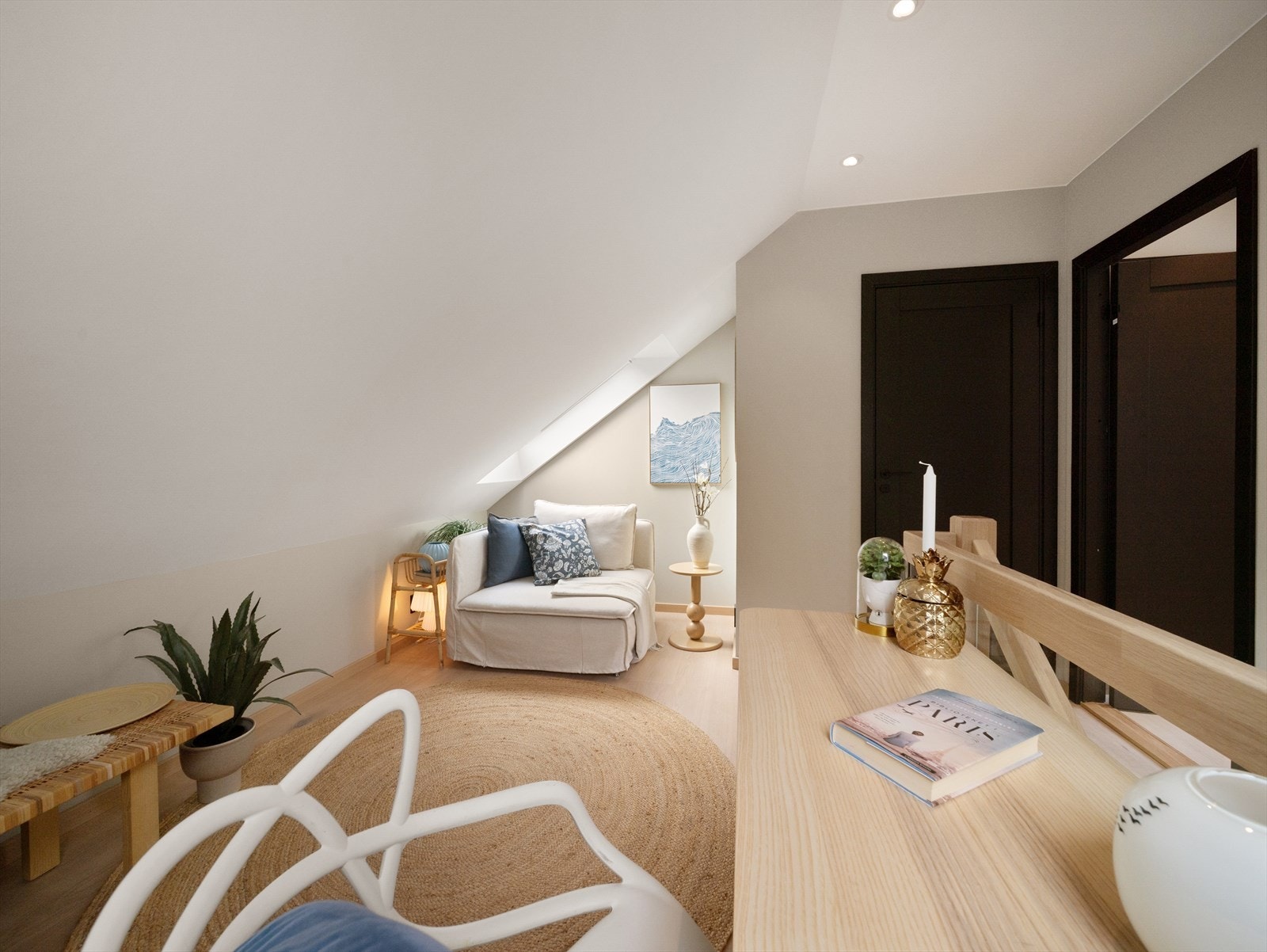 På loftet finner man en hyggelig loftstue med plass til en liten sofa og TV-møblement. Galleribilde