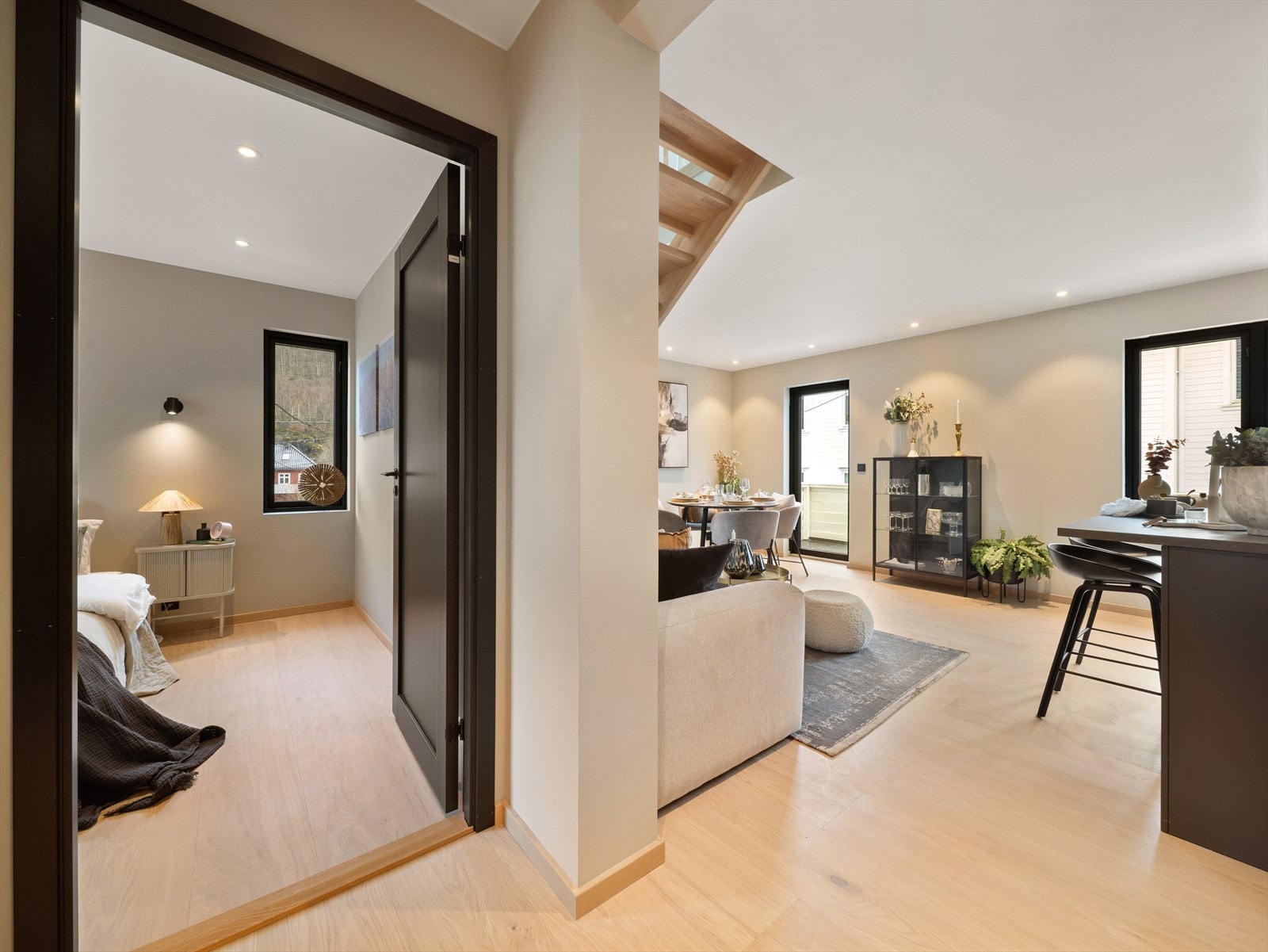 Fra entré/gang ser man inn til stue/kjøkken. Galleribilde