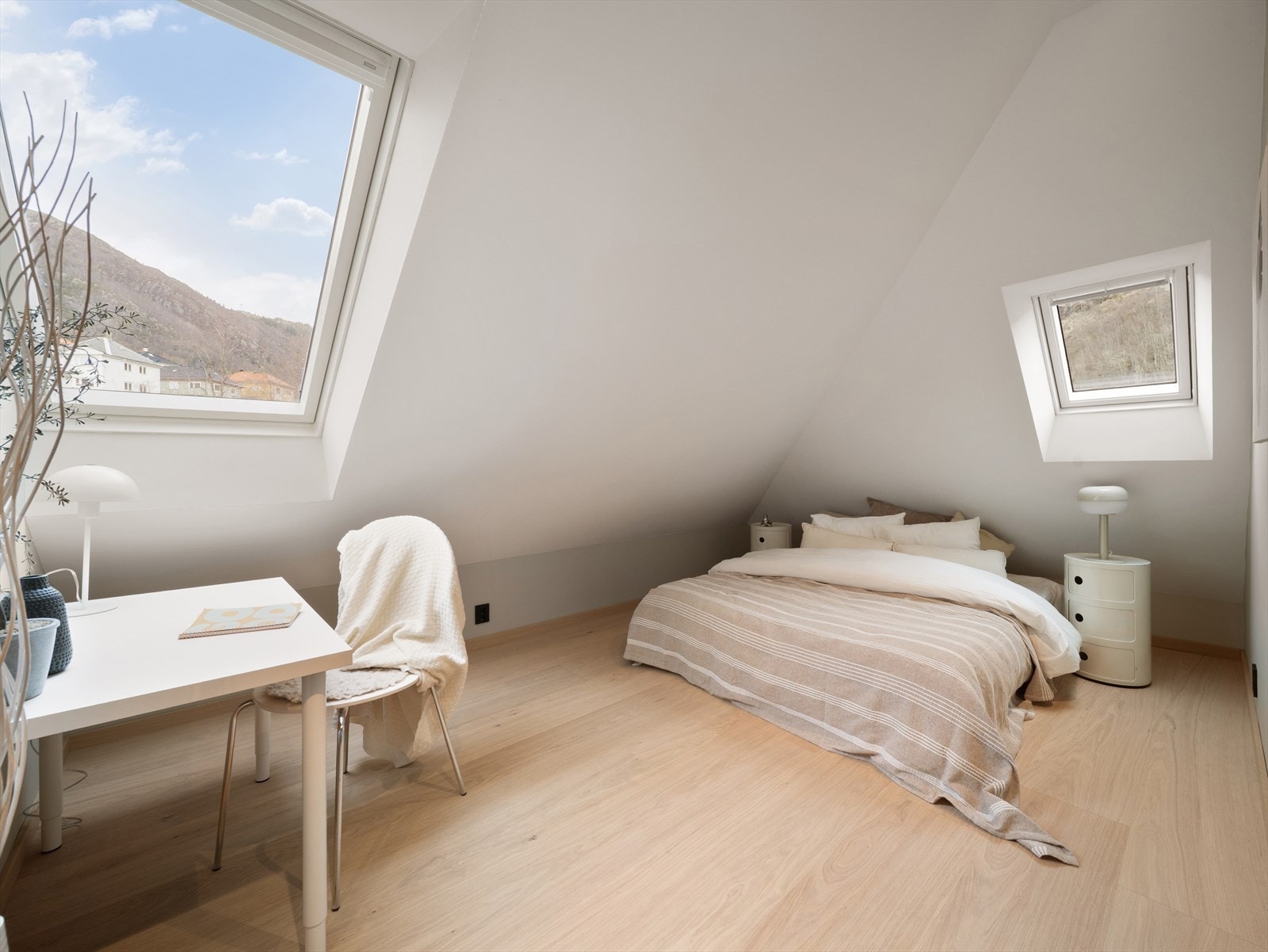 Soverommet på loftet er romslig og har plass til seng, nattbord og oppbevaring. Galleribilde