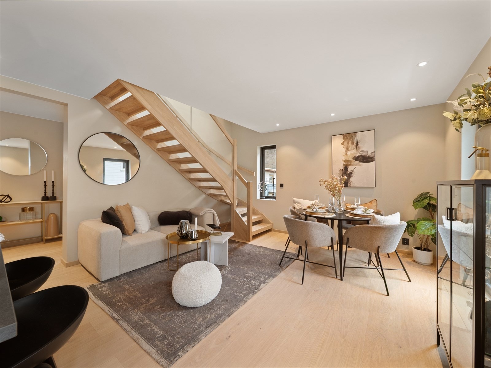 Leiligheten har en moderne og åpen stue- og kjøkkenløsning som skaper en luftig og sosial atmosfære. Galleribilde