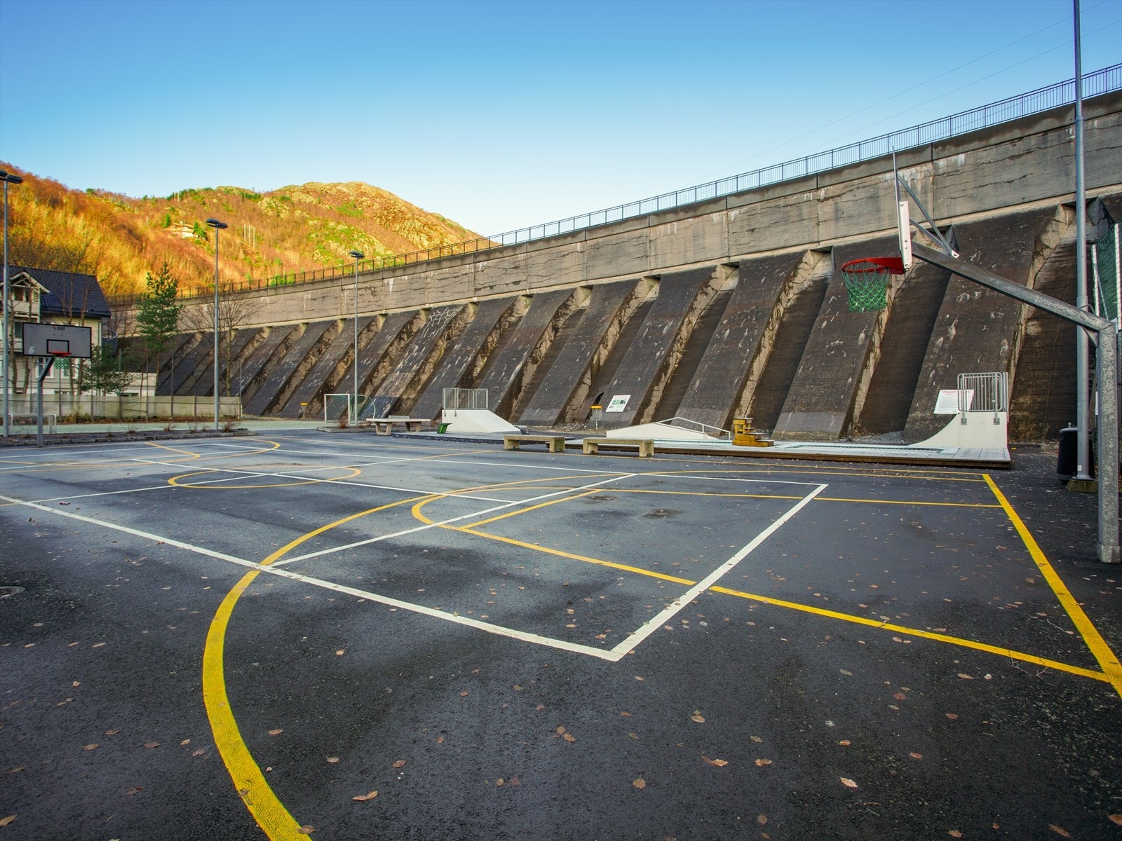 Ved Svartediket finner man blant annet en basketballbane samt flere andre aktivitetsmuligheter for både store og små. Galleribilde