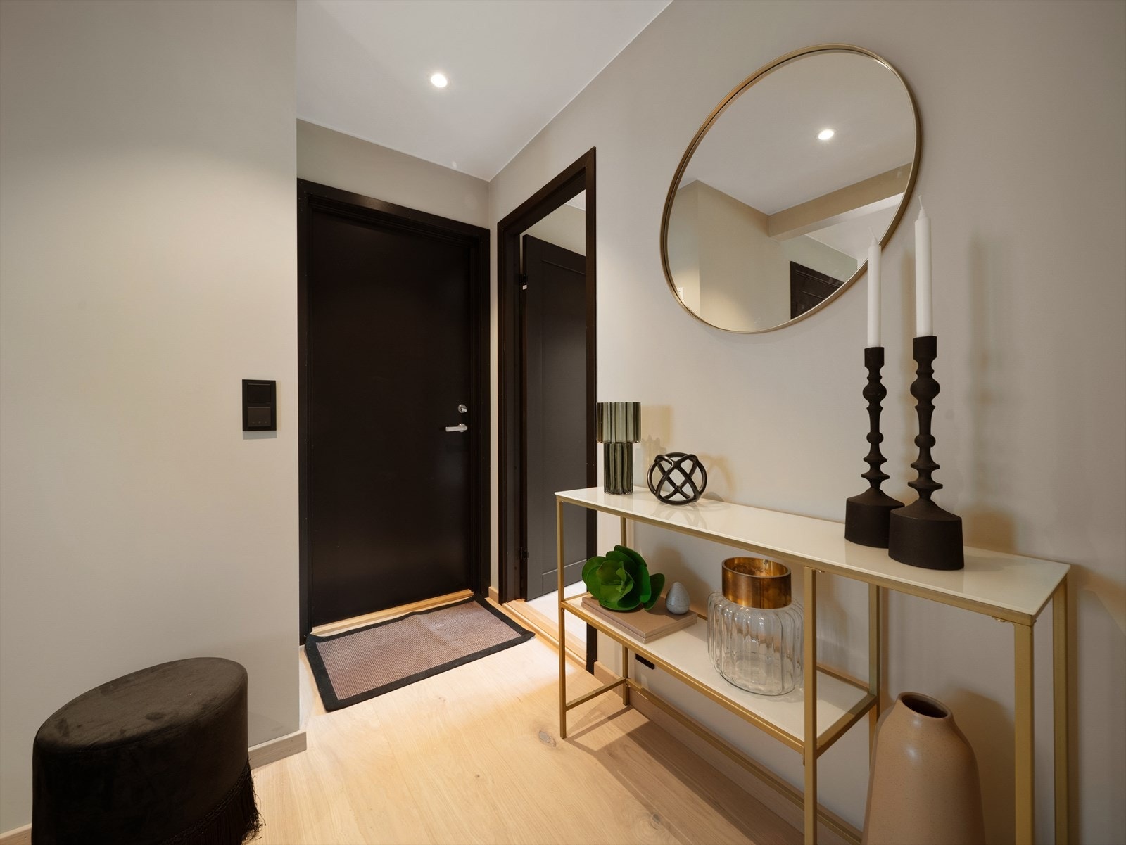 Leiligheten ønskes velkommen via en elegant og praktisk entré. Galleribilde