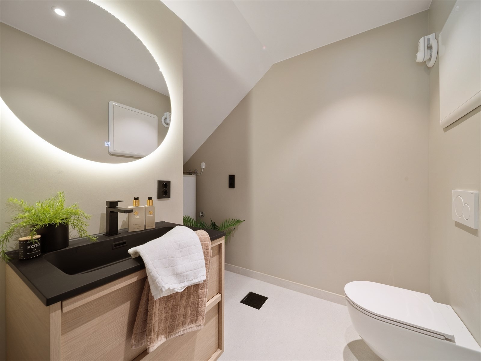 Praktisk kombinert toalettrom og vaskerom på loftet fra 2026. Galleribilde