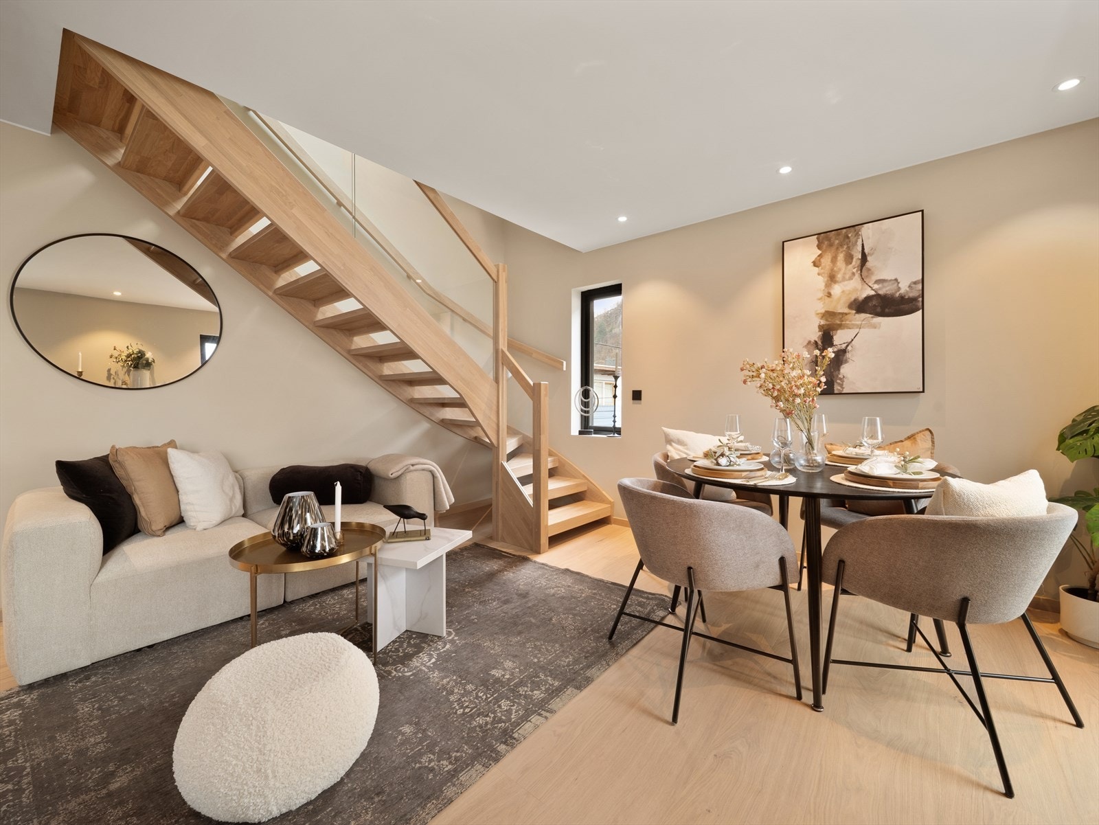 Rommet har gjennomgående flotte detaljer som svarte innerdører samt sorte dør- og vinduskarmer, noe som gir et stilrent og eksklusivt uttrykk i kombinasjon med det herdede tregulvet med børstet lakkoverflate og tidsriktige veggfarger. Galleribilde