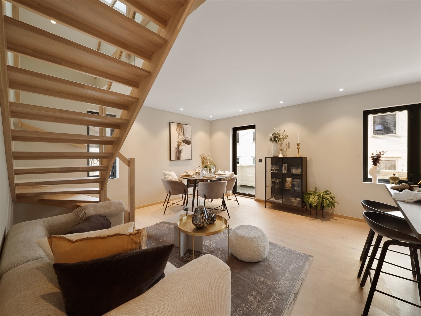 Stuedelen har god plass til både sofagruppe, stuebord og spisebord. Galleribilde