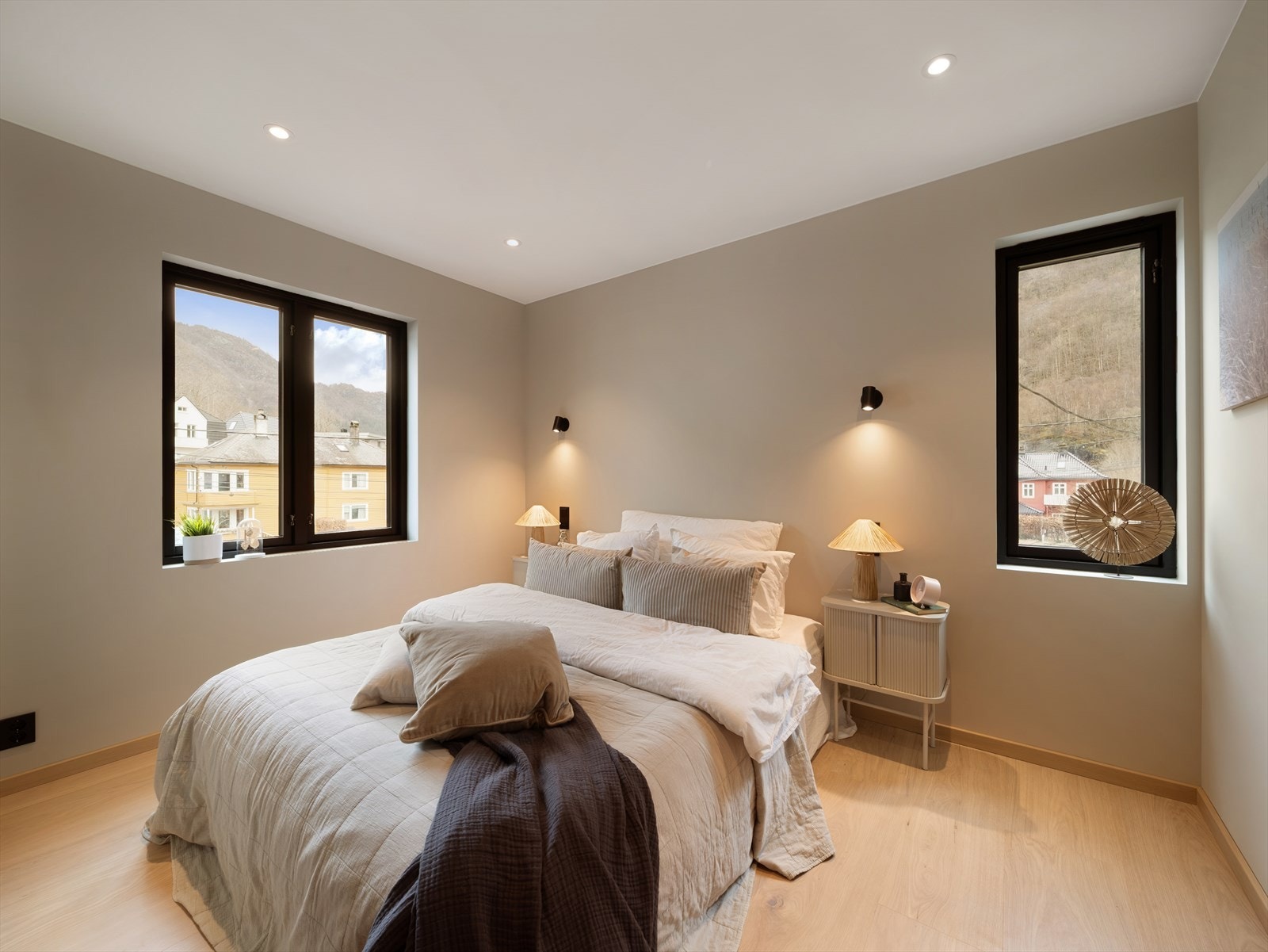 Hovedsoverommet ligger i 2. etasje og har god plass til dobbeltseng, nattbord og garderobeløsning. Galleribilde