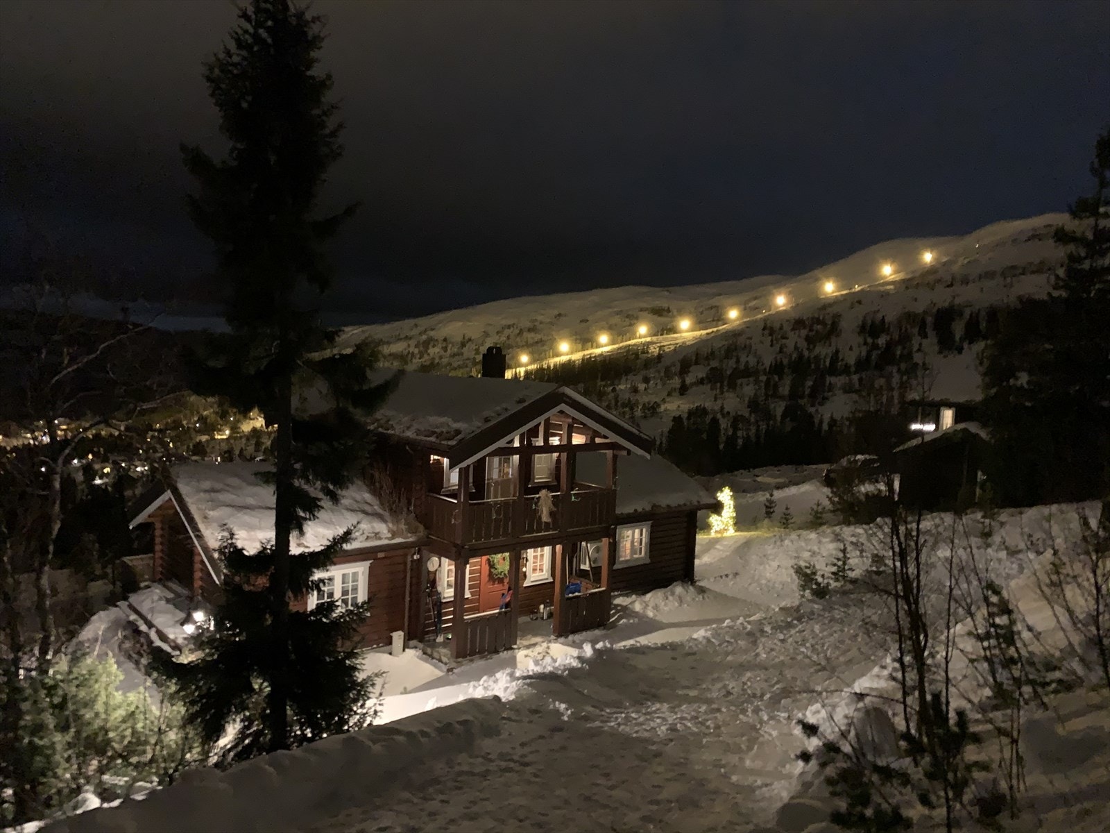 Hytten ligger høyt i terrenget med flott utsikt mot alpinanlegg og Sandøla. Galleribilde