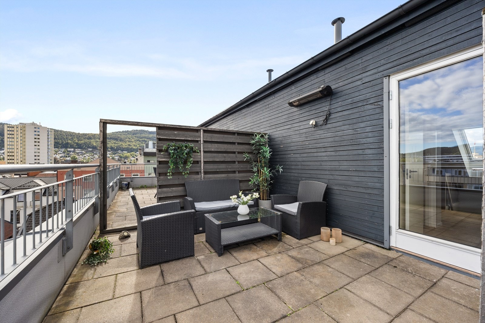 Fra leilighetens øverste etasje er det adkomst til takterrasse på 19 kvm tilhørende leiligheten Galleribilde
