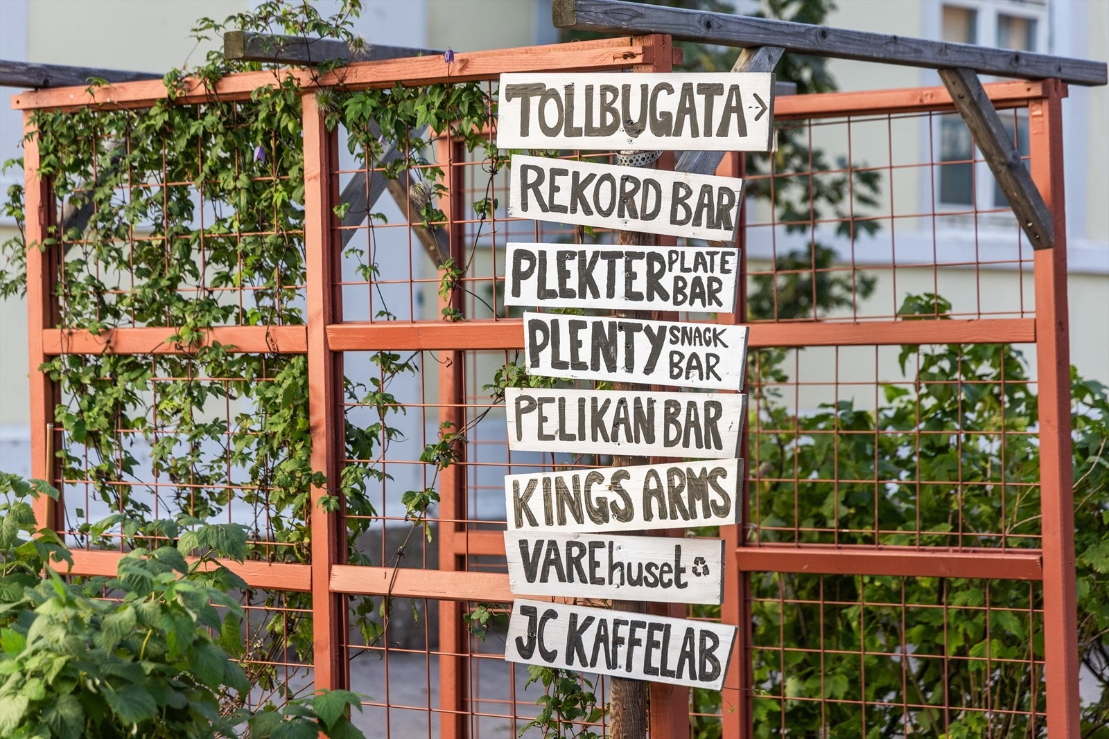 I Tollbugata finner du barer, spisesteder og butikker. Her avholdes Plenen og Globus festivalen hvert år, i tillegg til Tollubgata marked Galleribilde