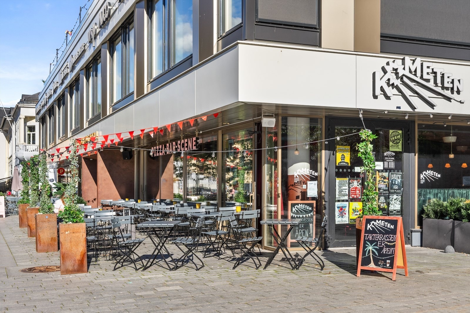Kometen: Restaurant med pizza lokaler med tett program med arrangementer og konserter. Her finner du også byens største takterrasse som raskt er blitt en av byens mest attraktive plasser om sommeren Galleribilde