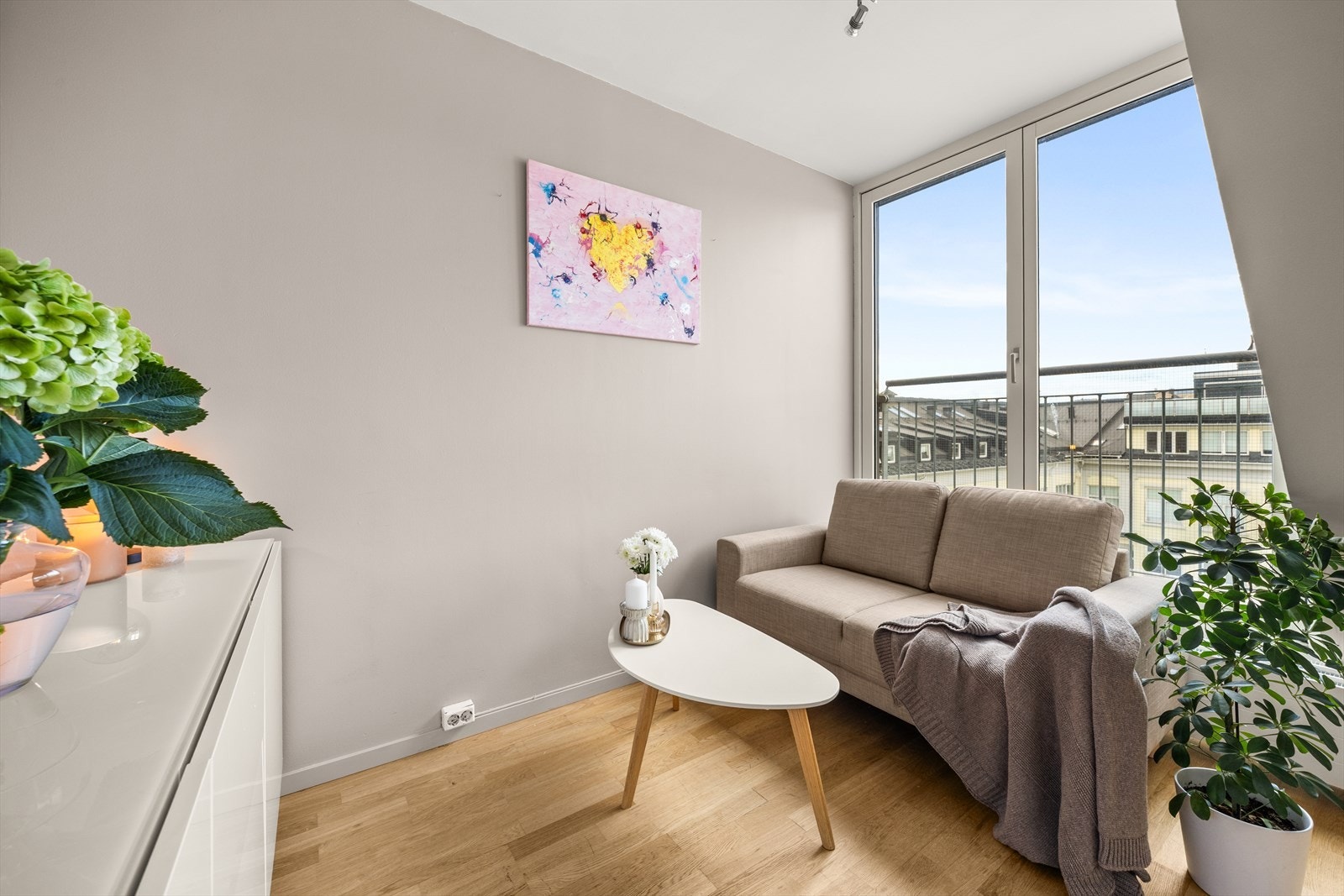 Plass for sofagruppe og tv-møblement - Dette arealet har selger også brukt som spisestue Galleribilde