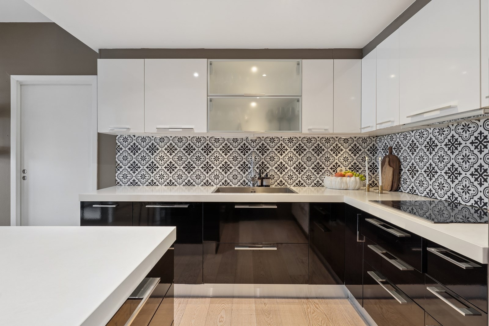 Kjøkkenet har integrerte hvitevarer. Galleribilde