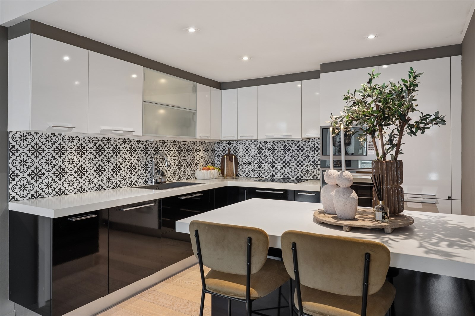 Romslig og flott kjøkken med smart kjøkkenøy. Galleribilde