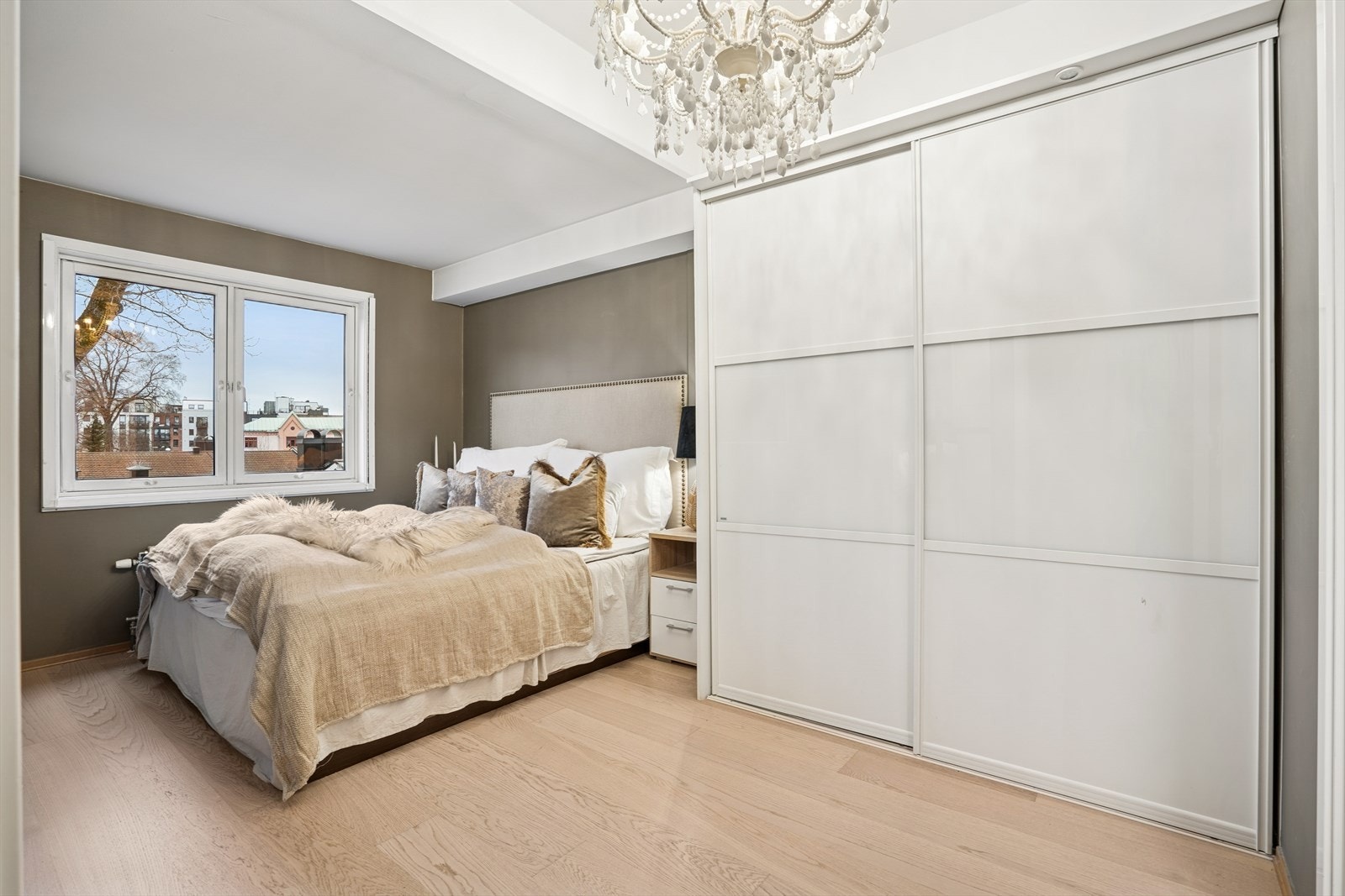 Hovedsoverommet har god plass til dobbeltseng og tilhørende møblement. Galleribilde