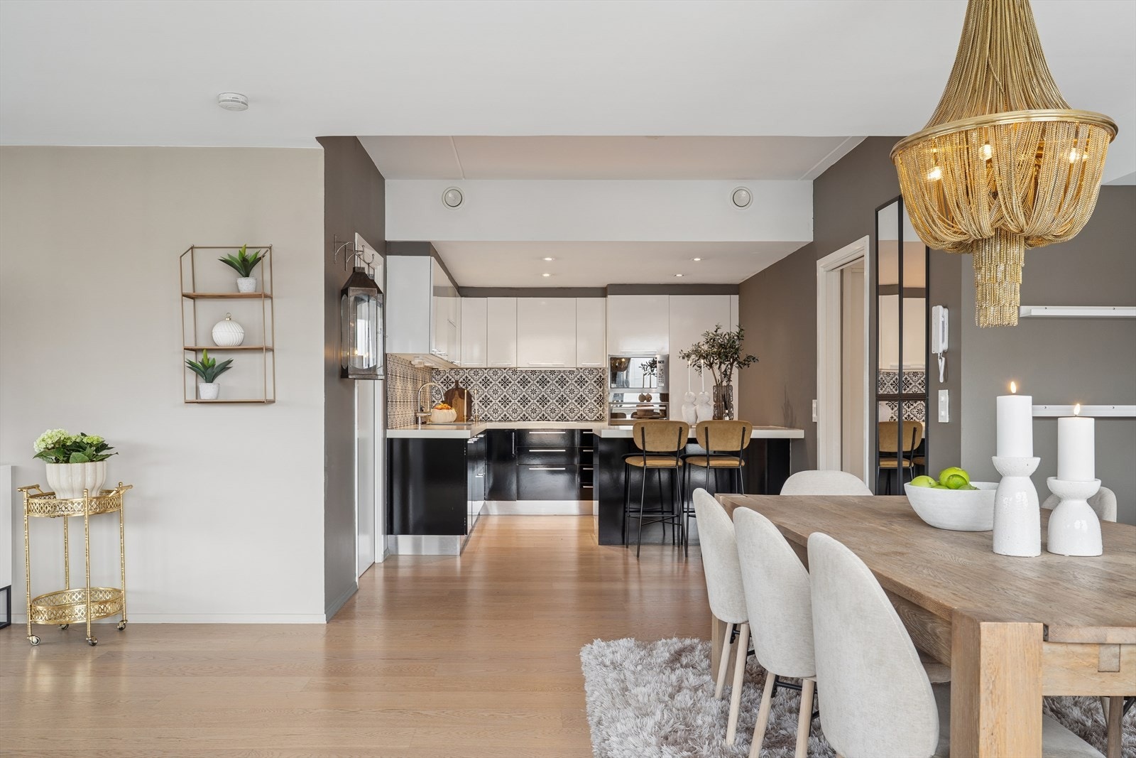 Stuen og kjøkkenet er samlet i en åpen og sosial sone. Galleribilde