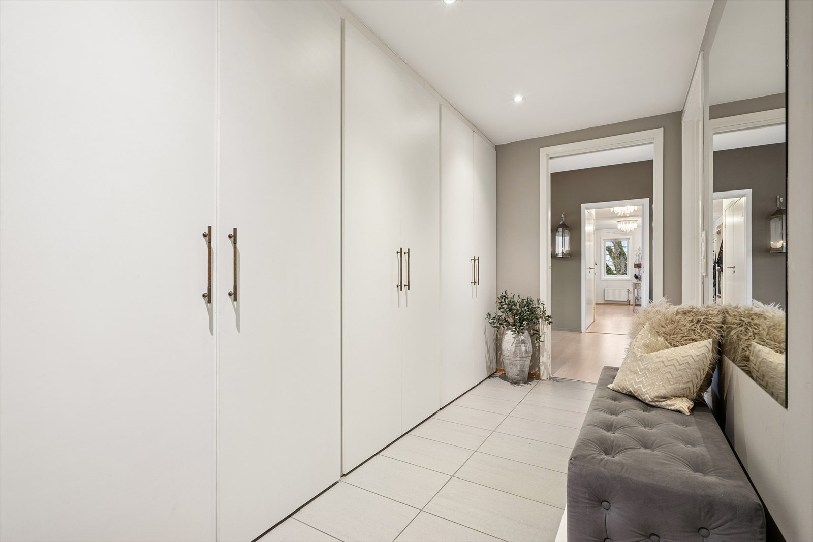 Skyvedørsgarderobe gir effektiv oppbevaring i entréen. Flislagt gulv gir et praktisk og enkelt vedlikeholdt inngangsparti. Galleribilde