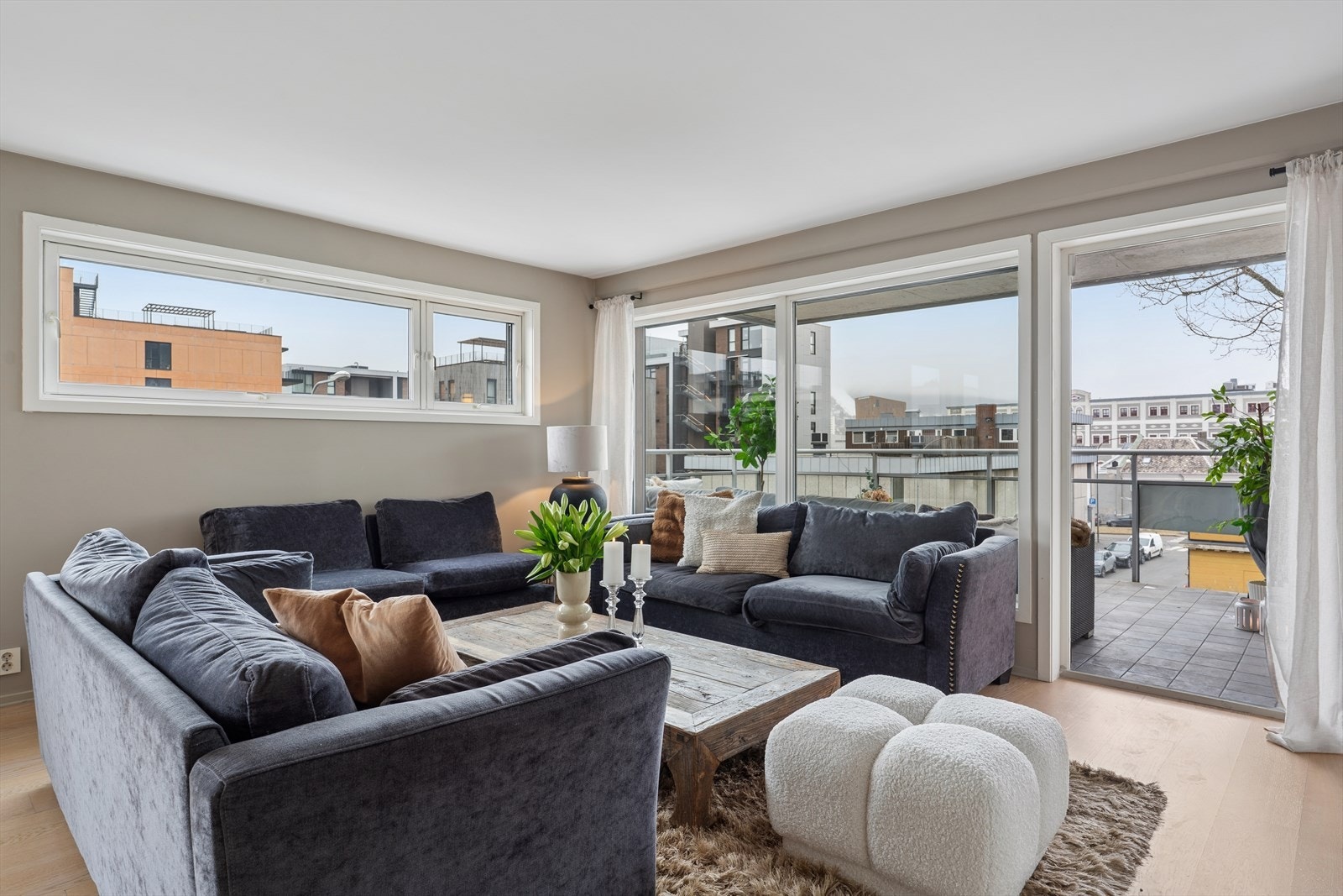 Plassering av sofagruppe gir en koselig sittekrok med utsikt mot balkongen. Galleribilde