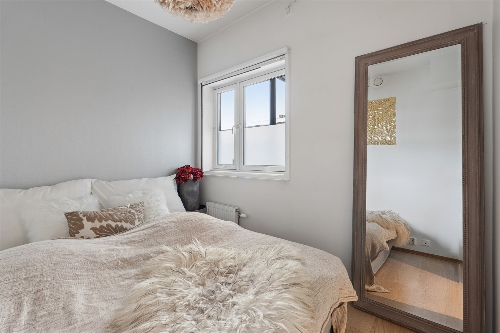 Soverom 2: Malte vegger og parkettgulv gir et moderne preg til soverommet. Vindu med aluminium beslag gir god isolasjon og lysinnslipp. Galleribilde