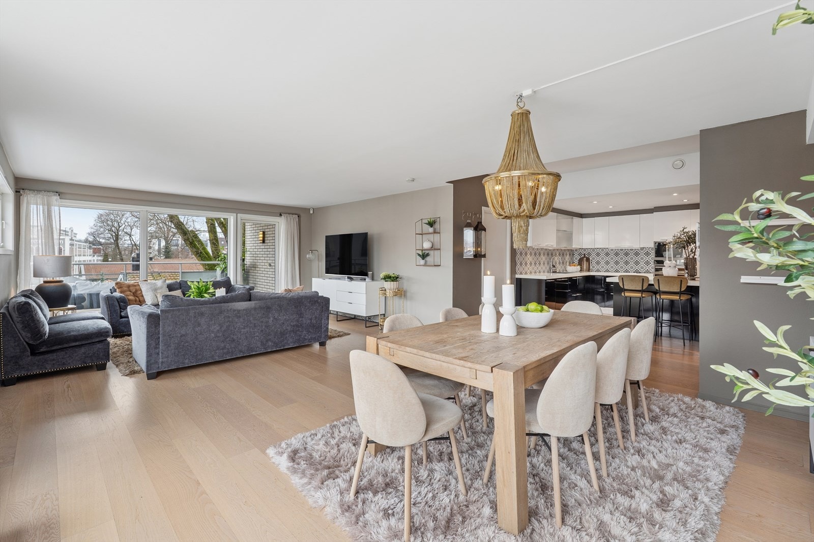 Stuen er romslig og ligger i åpen løsning til stuen. Galleribilde