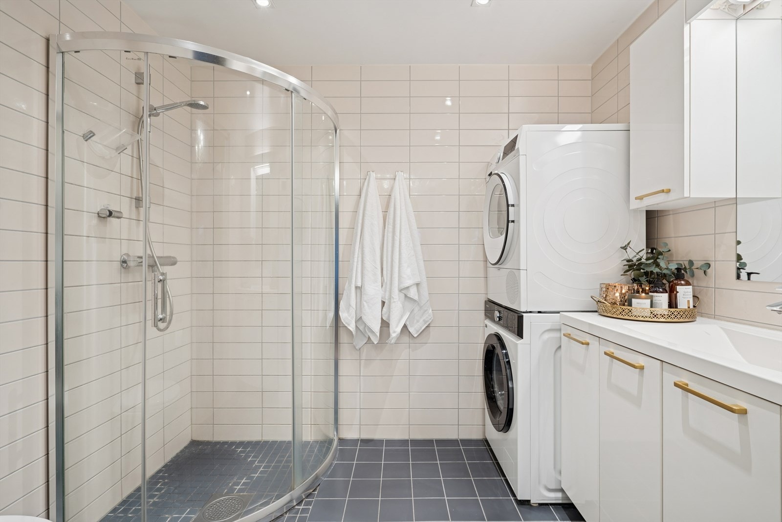 Badet er utstyrt med dusjhjørne, veggmontert toalett og opplegg for vaskemaskin, samt balansert ventilasjon. Galleribilde