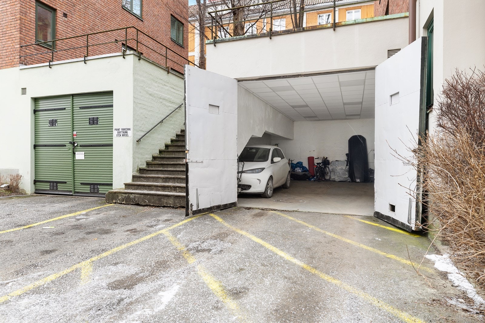 Garasjen er tinglyst som tilleggsareal for seksjon 3. Følger også biloppstillingsplasser foran garasjeporten og trappen. Galleribilde
