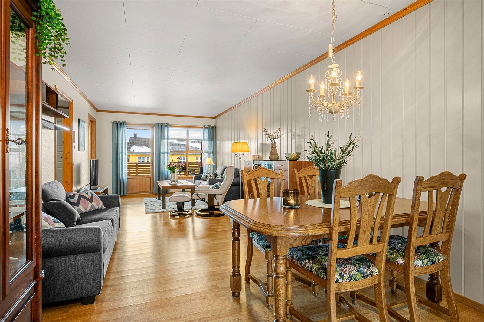 De rause vindusflatene sørger for rikelig med naturlig lysinnslipp. Galleribilde