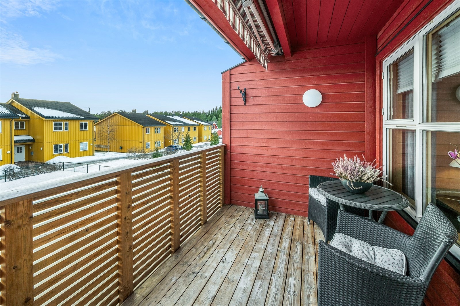 Balkongen er på 7 m² og har god plass til utendørs møblement. Bygget er nylig oppgradert med nye rekkverk. Galleribilde