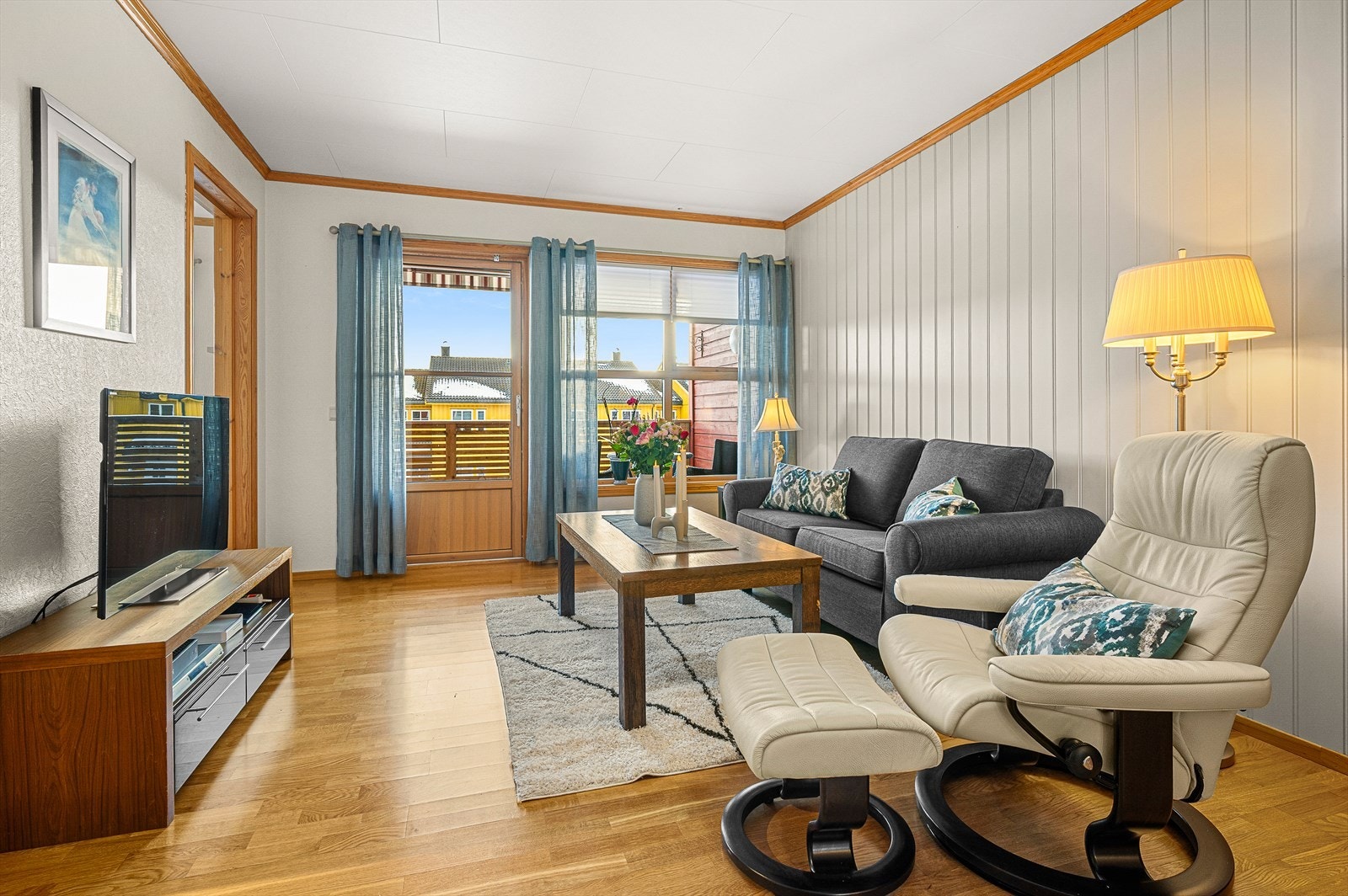 Leiligheten ligger fint til i byggets 2. etasje og fra stuen er det direkte adgang til boligens balkong utstyrt med elektrisk markise. Galleribilde