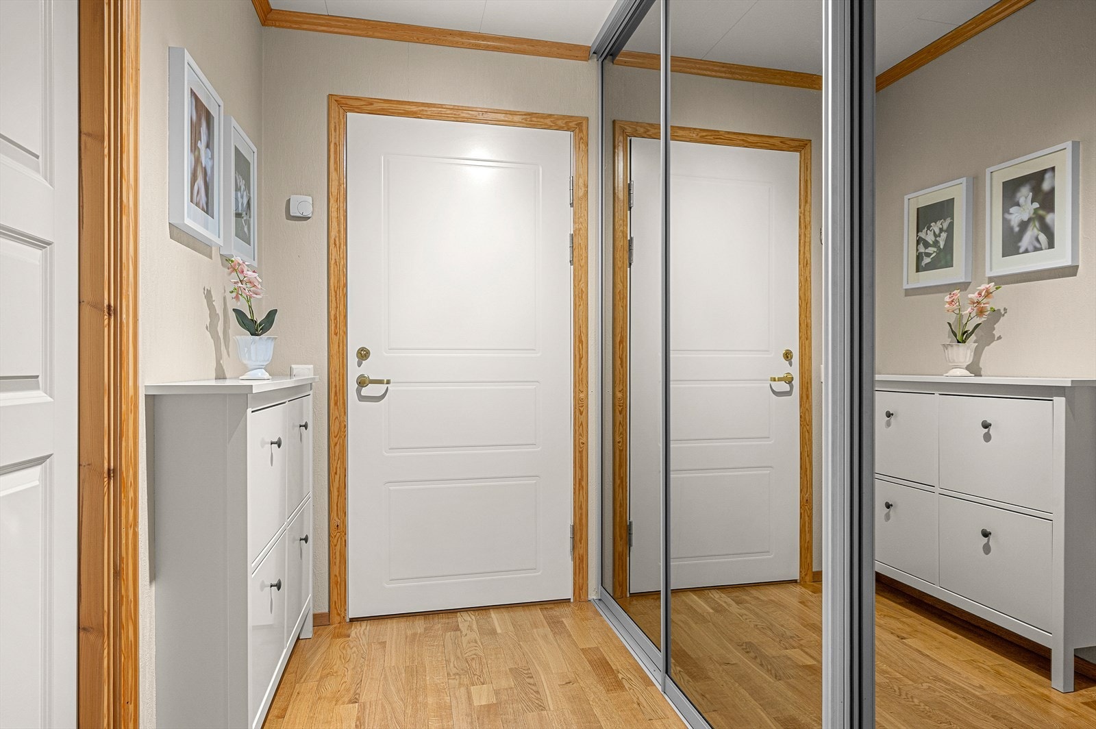 Åpen entré med skyvedørsgarderobe som gir rikelig plass til oppbevaring av sko og yttertøy. Her er det også bod i kjeller for ekstra lagring. Galleribilde