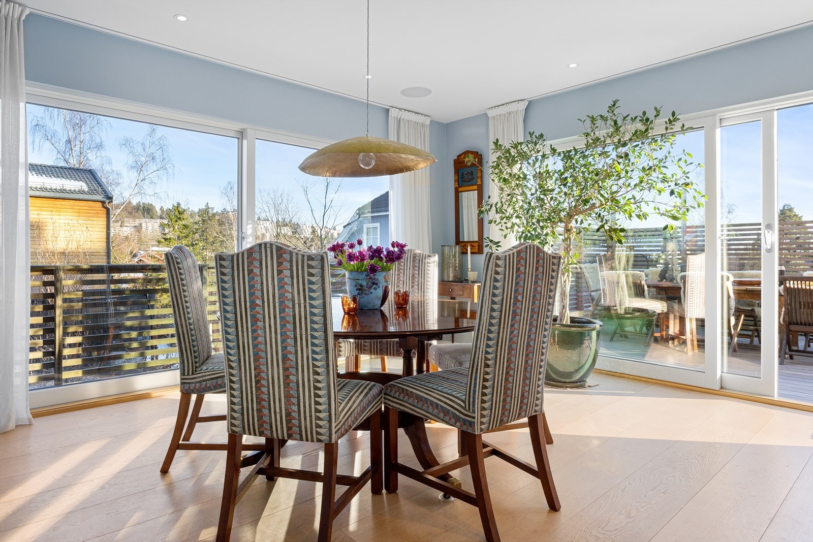 Spisestue med skyvedør ut til terrasseplatting og videre ut i den flotte hagen. Galleribilde