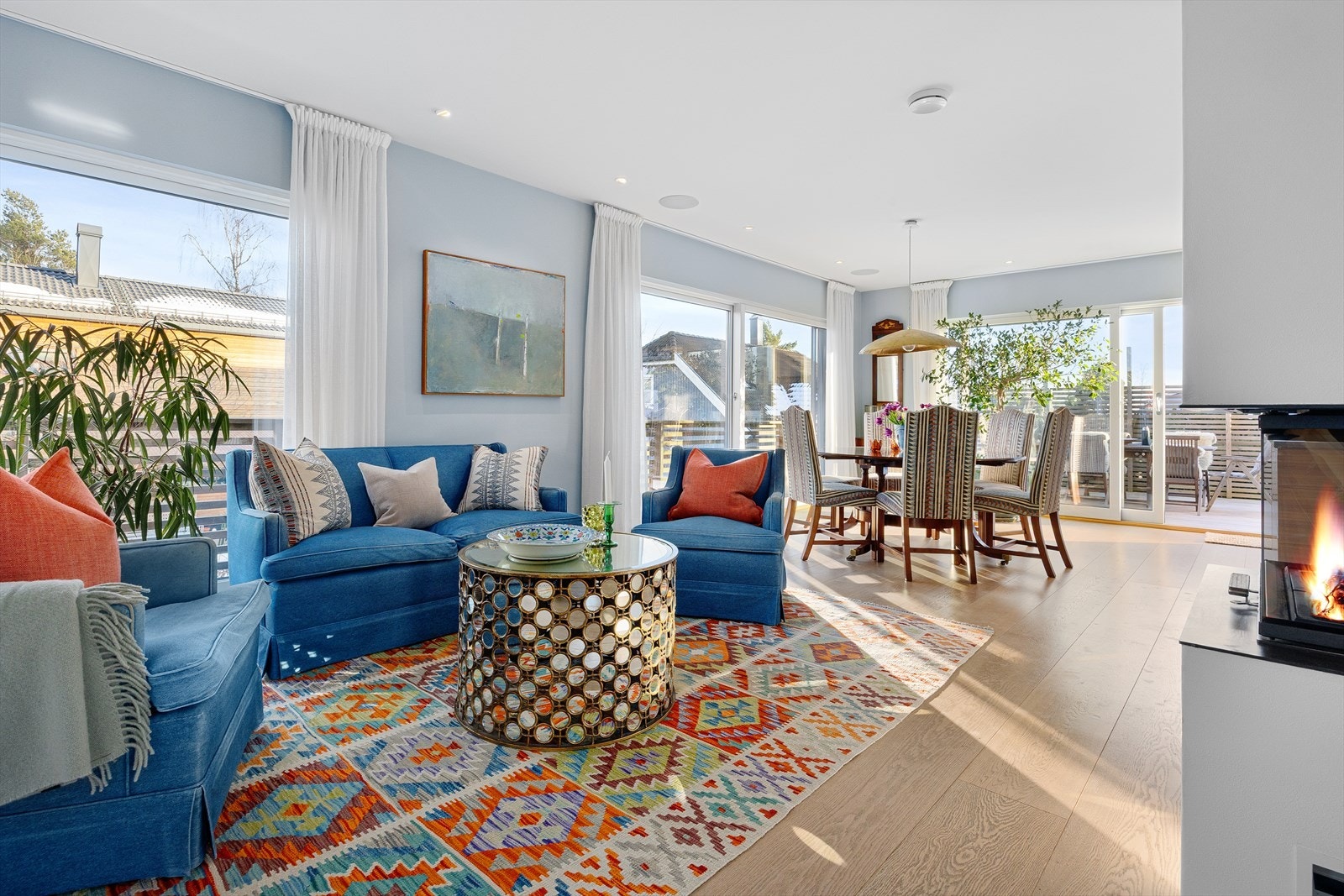 Stuen er perfekt for hyggelige kvelder med familie og venner. Det er vannbåren gulvvarme i alle etasjer. Galleribilde